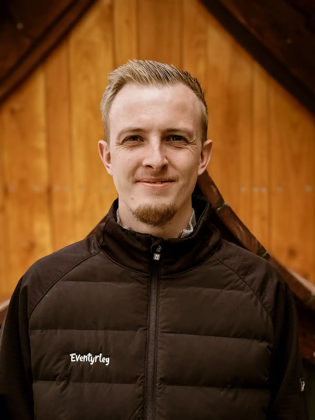 Portrætfoto af Mads Nysom, som er teknisk designer hos Eventyrleg